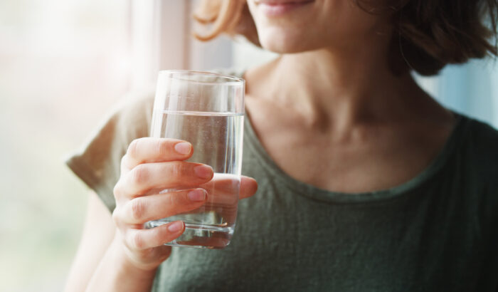 Does drinking water help dry eyes?