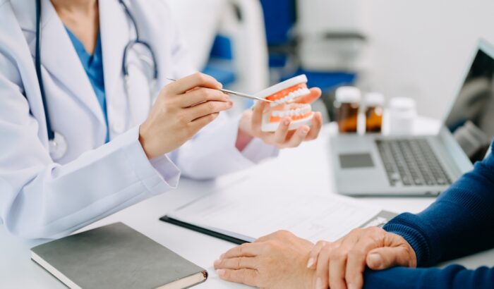 Can dentures be fitted to receding gums